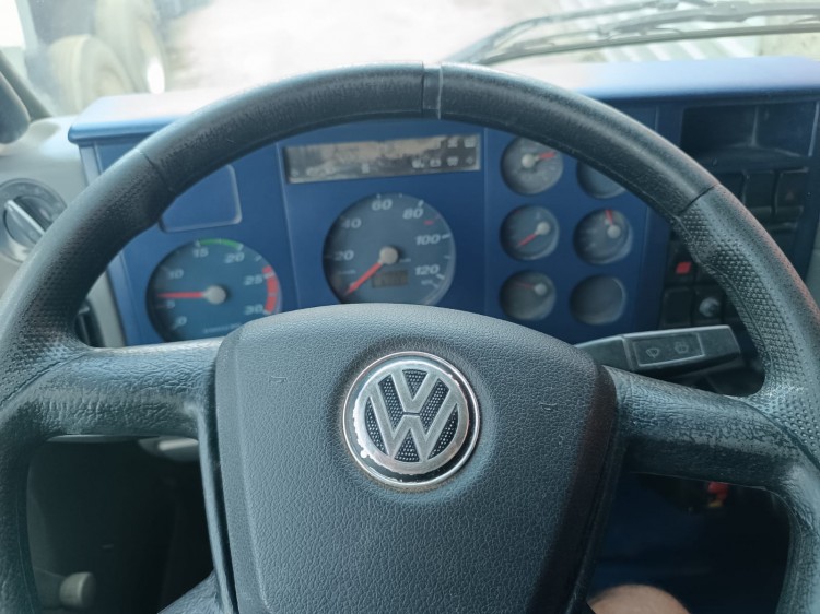 VW 24.220 6x2 2011