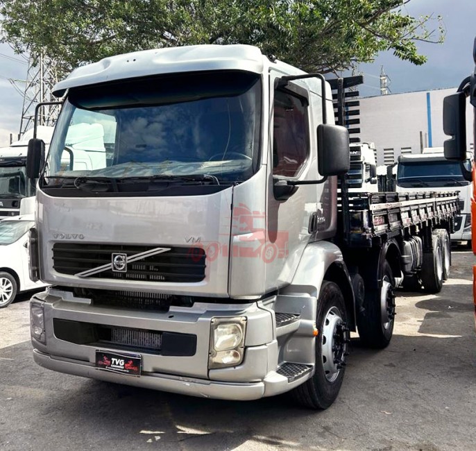 Volvo VM 260 8x2 2008 com carroceria 