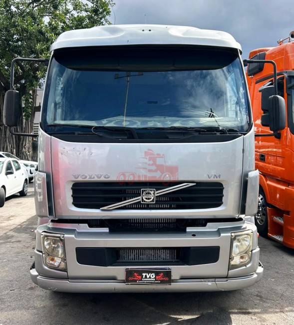 Volvo VM 260 8x2 2008 com carroceria 