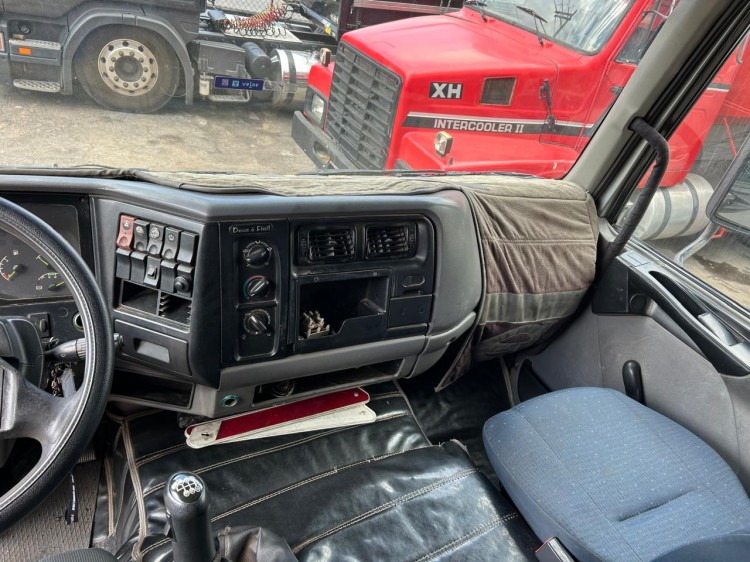 Volvo VM 260 8x2 2008 com carroceria 