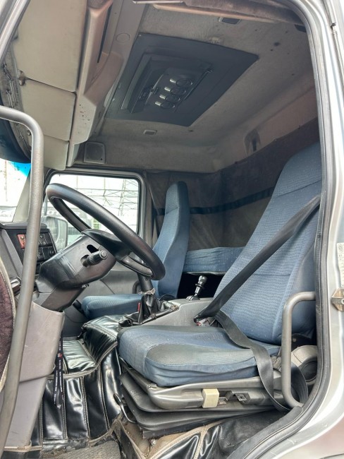 Volvo VM 260 8x2 2008 com carroceria 