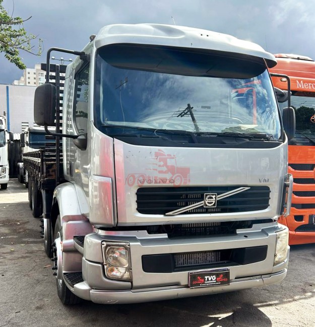 Volvo VM 260 8x2 2008 com carroceria 