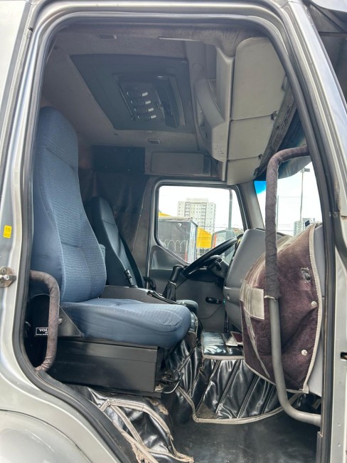 Volvo VM 260 8x2 2008 com carroceria 
