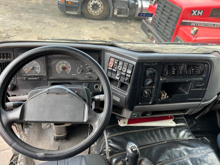 Volvo VM 260 8x2 2008 com carroceria 