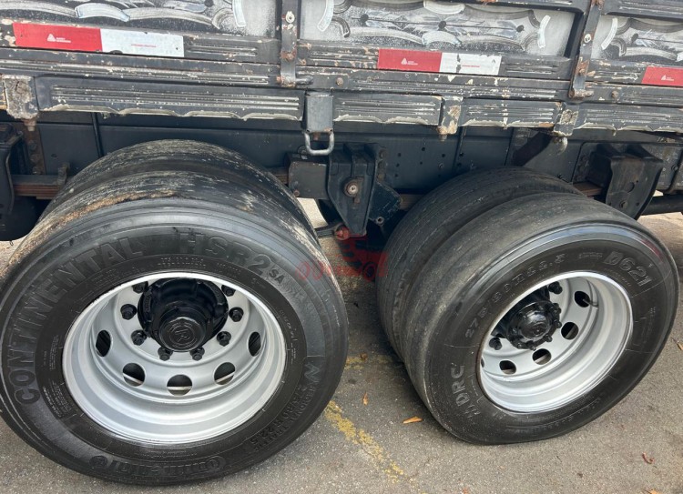 Volvo VM 260 8x2 2008 com carroceria 
