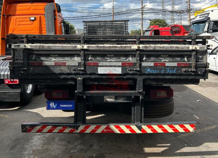 Volvo VM 260 8x2 2008 com carroceria 