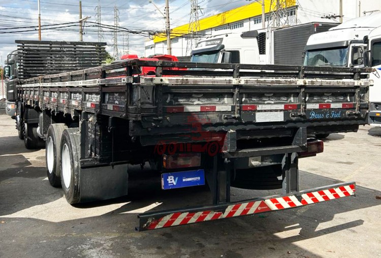 Volvo VM 260 8x2 2008 com carroceria 