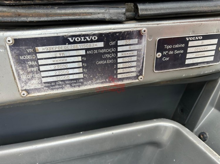 Volvo VM 260 8x2 2008 com carroceria 