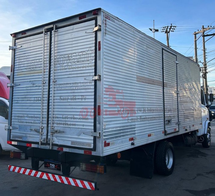 MB 710 4x2 2006 Plus 