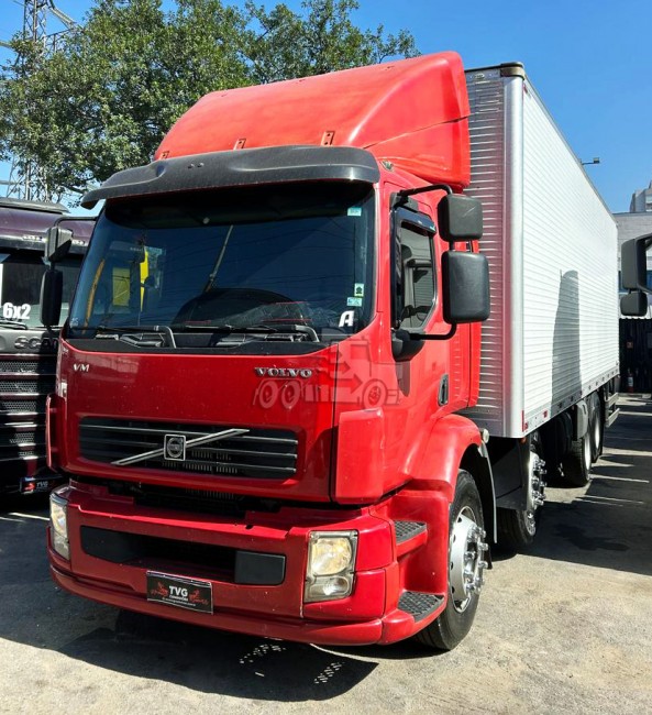 Volvo VM310 8x2 2011 Baú