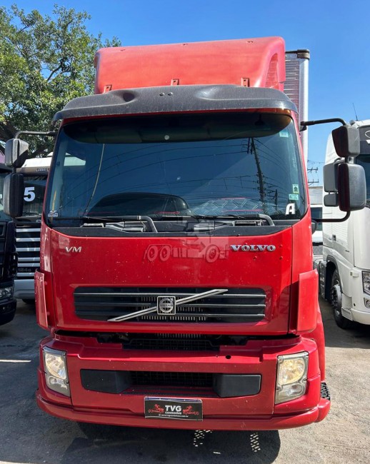 Volvo VM310 8x2 2011 Baú