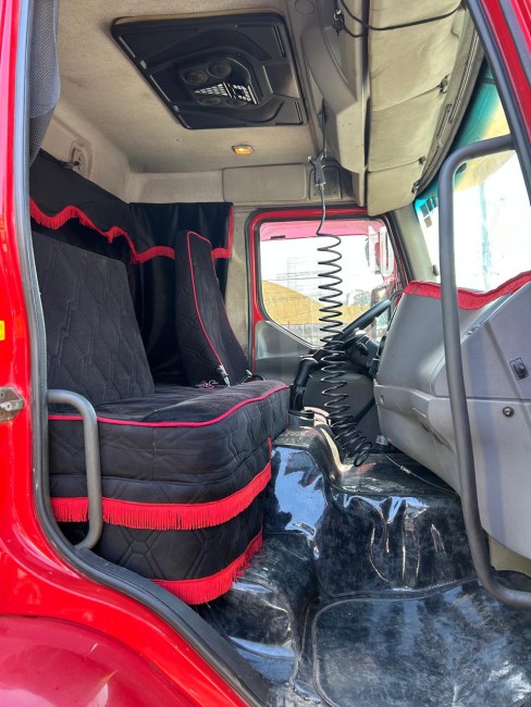 Volvo VM310 8x2 2011 Baú