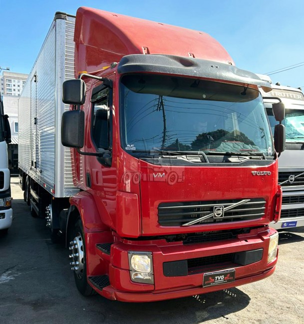 Volvo VM310 8x2 2011 Baú