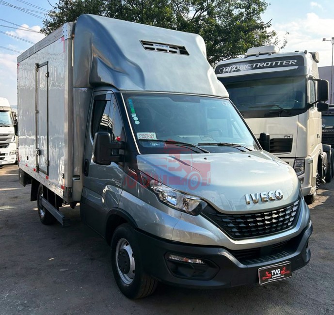 Iveco Daily 35-150 2021 com baú frigorífico 