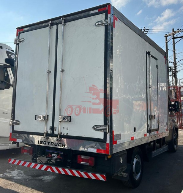 Iveco Daily 35-150 2021 com baú frigorífico 