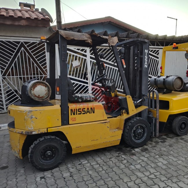 Empilhadeira Nissan PJ 2005