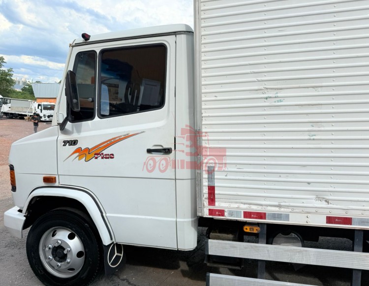 MB 710 PLUS 4x2 2002