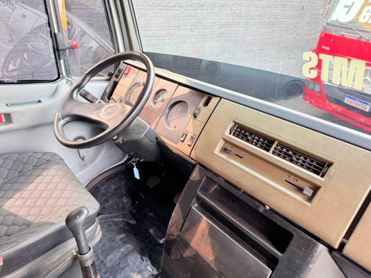 MB 710 PLUS 4x2 2002