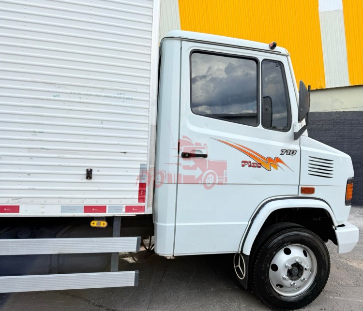 MB 710 PLUS 4x2 2002