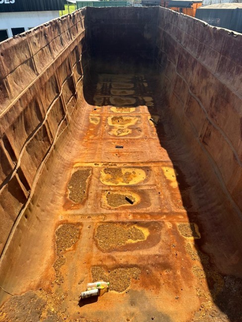 Caçamba Becker LS 2011 45m³