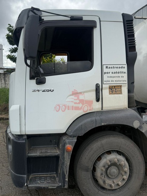VW 24.250 8x2 2011
