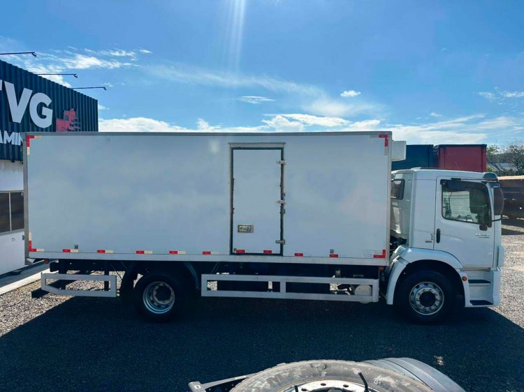 VW 17-280 Costellation 4x2 2013+Baú Câmara Fria Rodosinos 2012