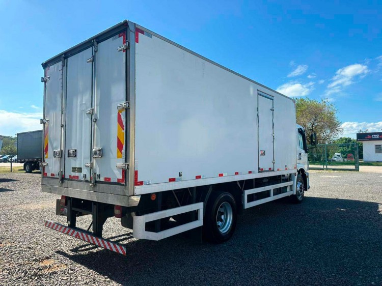 VW 17-280 Costellation 4x2 2013+Baú Câmara Fria Rodosinos 2012