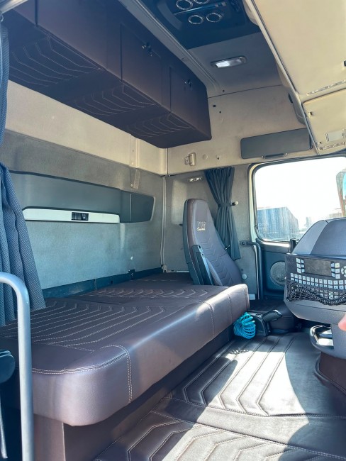 FH420 Globetrotter 6x2 2012