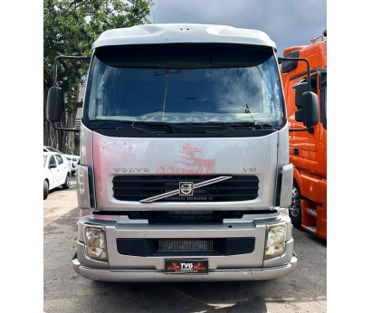 Volvo VM 260 8x2 2008 com carroceria 