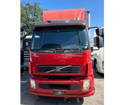 Volvo VM310 8x2 2011 Baú