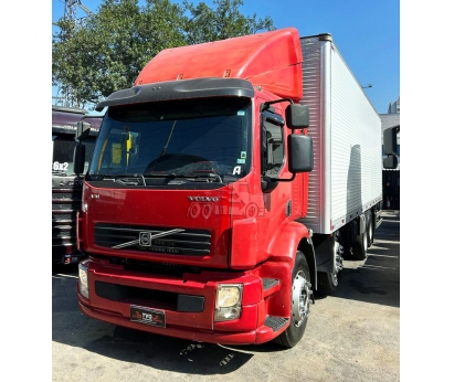 Volvo VM310 8x2 2011 Baú
