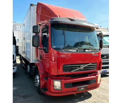 Volvo VM310 8x2 2011 Baú